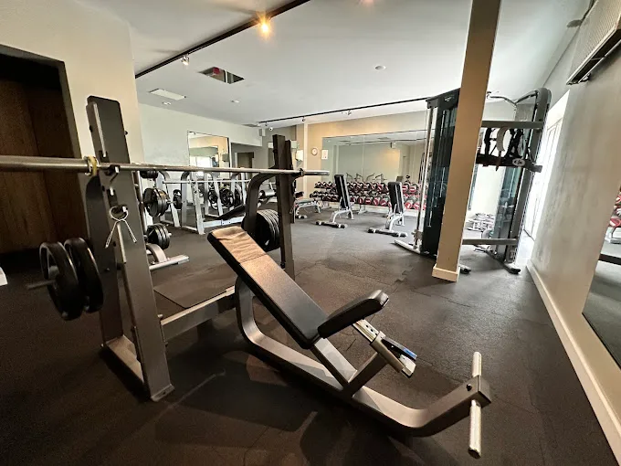 Freihantelbereich mit Langhantel-Station im Gym4You Leck